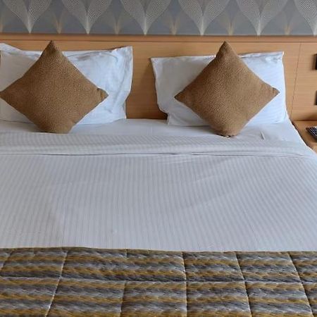 Click Hotel Бхудж Экстерьер фото
