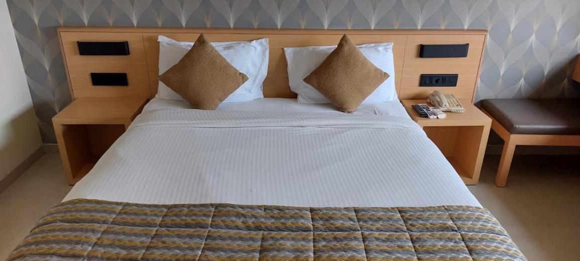 Click Hotel Бхудж Экстерьер фото