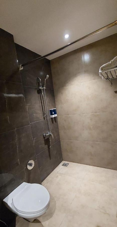 Click Hotel Бхудж Экстерьер фото