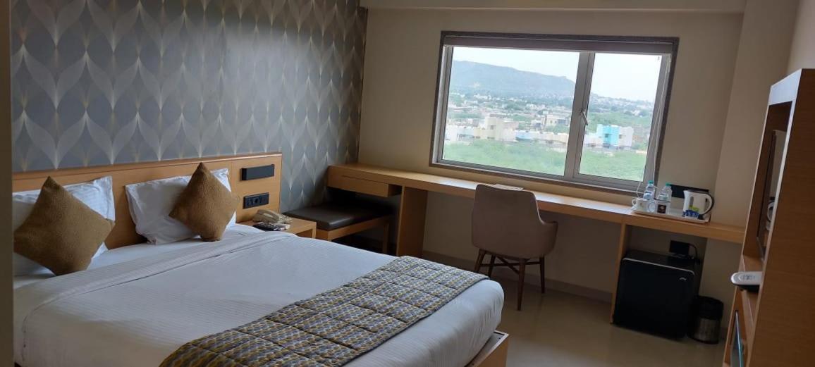 Click Hotel Бхудж Экстерьер фото
