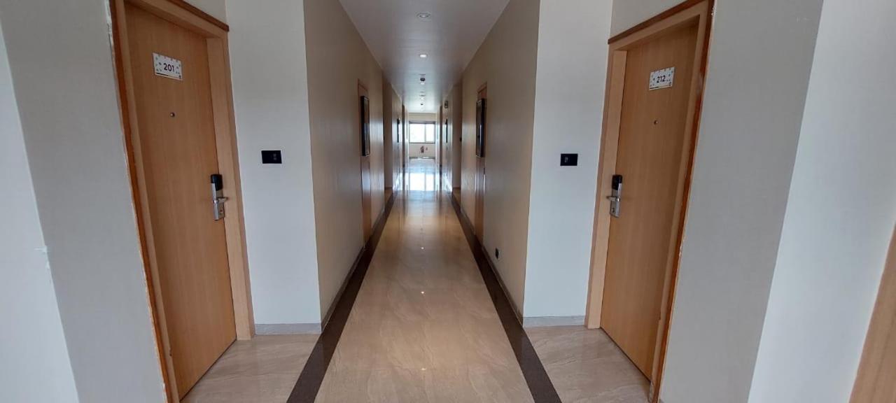 Click Hotel Бхудж Экстерьер фото