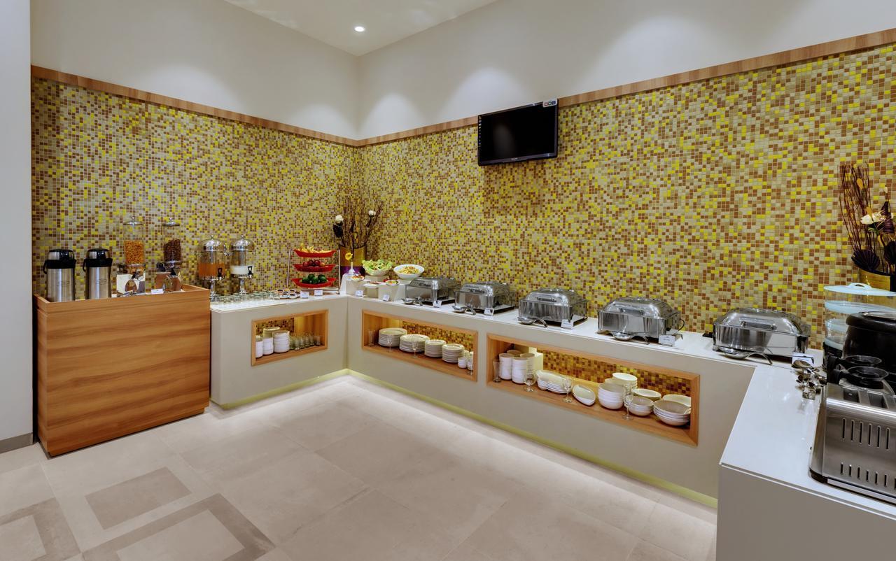 Click Hotel Бхудж Экстерьер фото