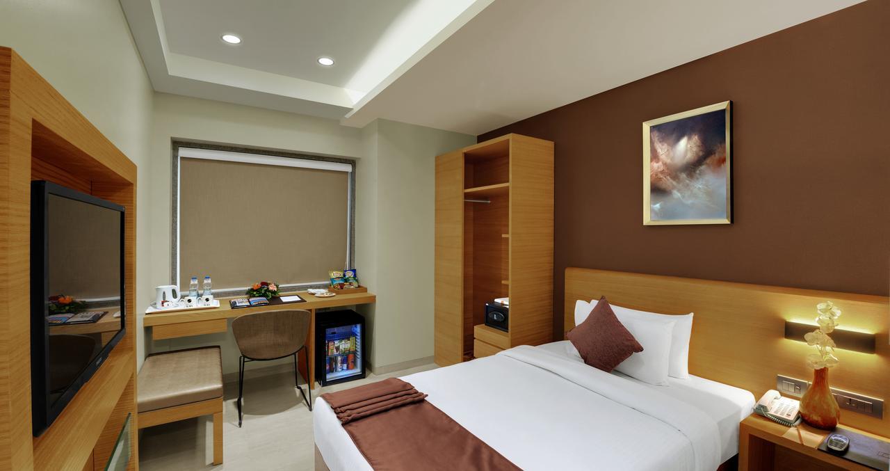 Click Hotel Бхудж Экстерьер фото