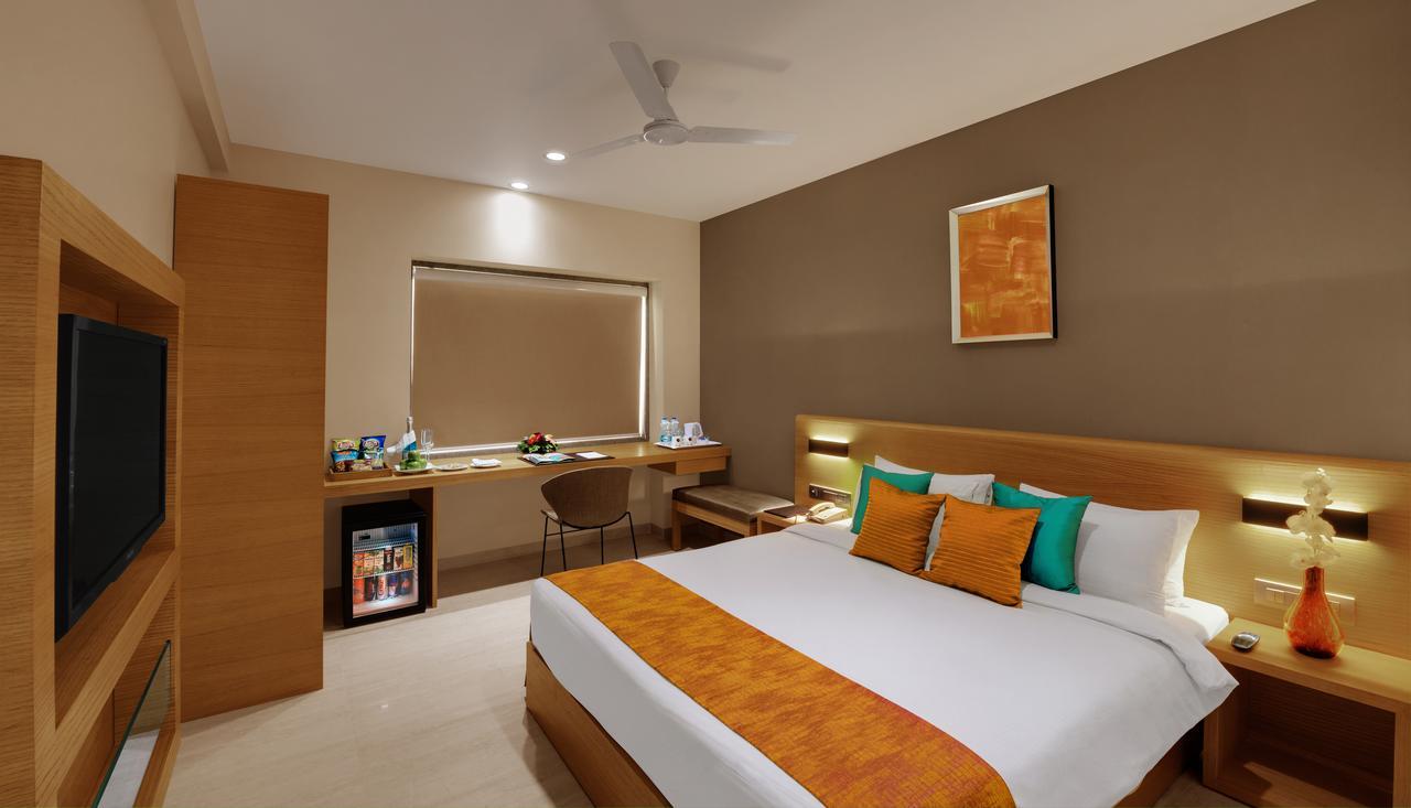 Click Hotel Бхудж Экстерьер фото