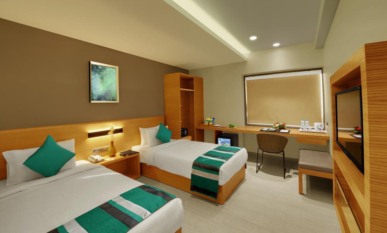 Click Hotel Бхудж Экстерьер фото